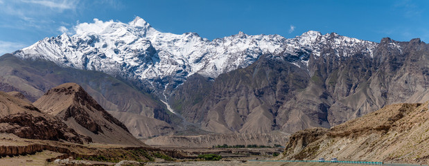 昆仑山最高峰公格尔峰以及白沙湖