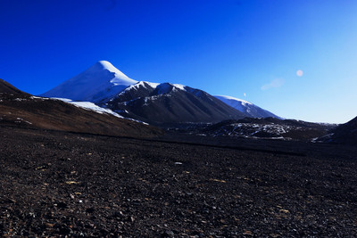 昆仑山主峰玉珠峰!蓝天白云,雪山相应!