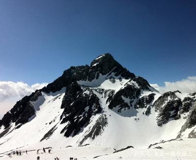 昆仑山由于其高耸挺拔,成为古代中国和西部之间的天然屏障